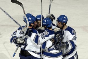 el sistema educativo en Canadá cuenta con actividades deportivas como el hockey